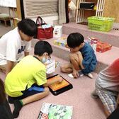 ボードゲームを楽しむ子どもたち