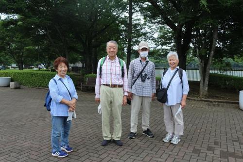 高井さんと活動する総合公園の植生調査の会のメンバー