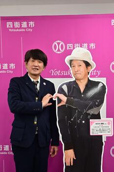 長谷川朝晴さん等身大パネルと2ショット