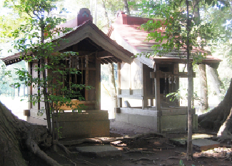 子安神社と水満宮の写真（真向いには三峰神社）