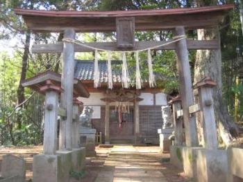 内黒田熊野神社鳥居と拝殿の写真