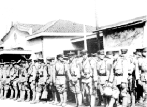 四ツ街道駅と砲兵学校生徒の写真