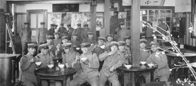兵舎内食堂でくつろぐ第4連隊の青年たちの写真