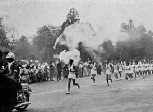 南小学校でのオリンピック聖火出迎えの写真