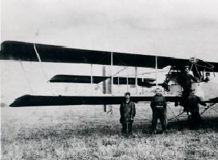 下志津原フランス航空使節団とモーリスファルマン機の写真