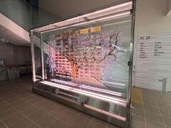 緑色にライトアップされた寄附銘板の画像