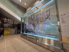 水色にライトアップされた寄附銘板の画像