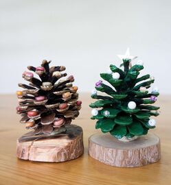 松ぼっくりに飾り付けをして作られたクリスマスツリー