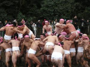 騎馬戦で組みかかる裸衆達の写真