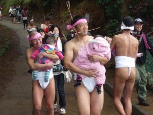 幼児を抱え、神田へ向かう裸衆の写真