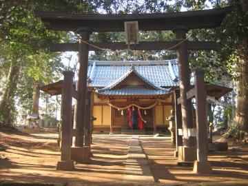 皇産霊神社鳥居と拝殿の写真