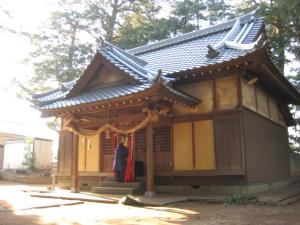 皇産霊神社拝殿と参拝者の写真