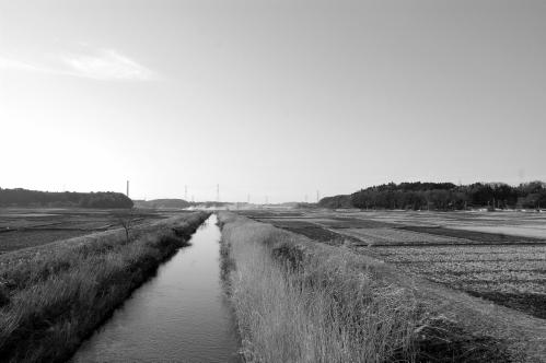 中野戸崎城方面（左）と鹿島川を挟み小篠塚城（右）の写真