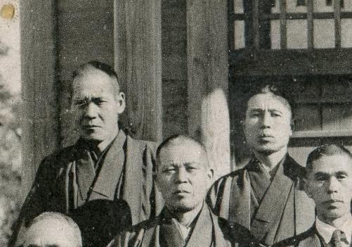 千代田村々会議員時代の後列左・近藤氏と右・清宮氏（昭和14年）の写真