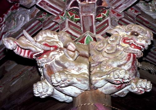 御堂内須弥壇の見事な彫刻3の写真