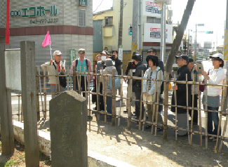 四つ角の道標と地名由来の説明の写真