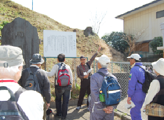 大土手山記念碑前の写真