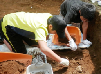 夢中に土器を掘る小学生たち（3）の写真
