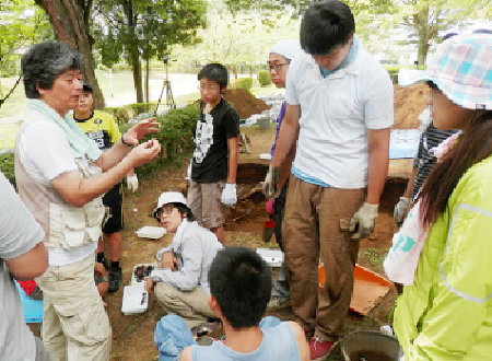 考古学専攻生たちと一緒に発掘の写真