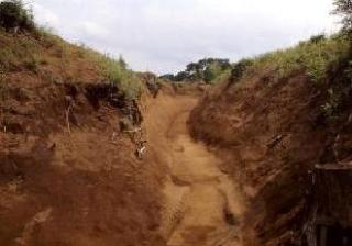 敵の侵入を阻む巨大な土塁と空堀の写真