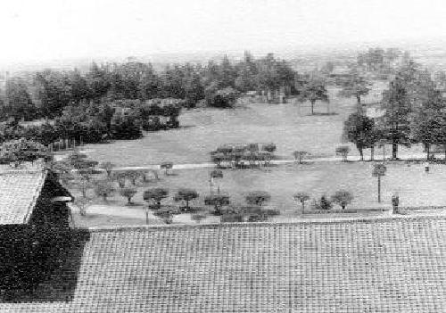 千葉大教育学部本館（旧野戦砲兵学校）の校庭の写真