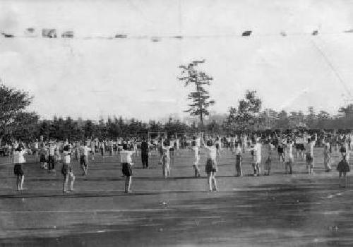 旭中学校運動会遊技「村は土から」の写真