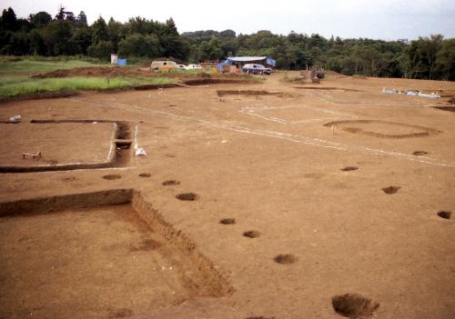 中山遺跡の竪穴住居跡発掘調査の写真