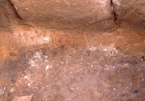 墓坑と石棺の間の白色粘土や褐色土の写真